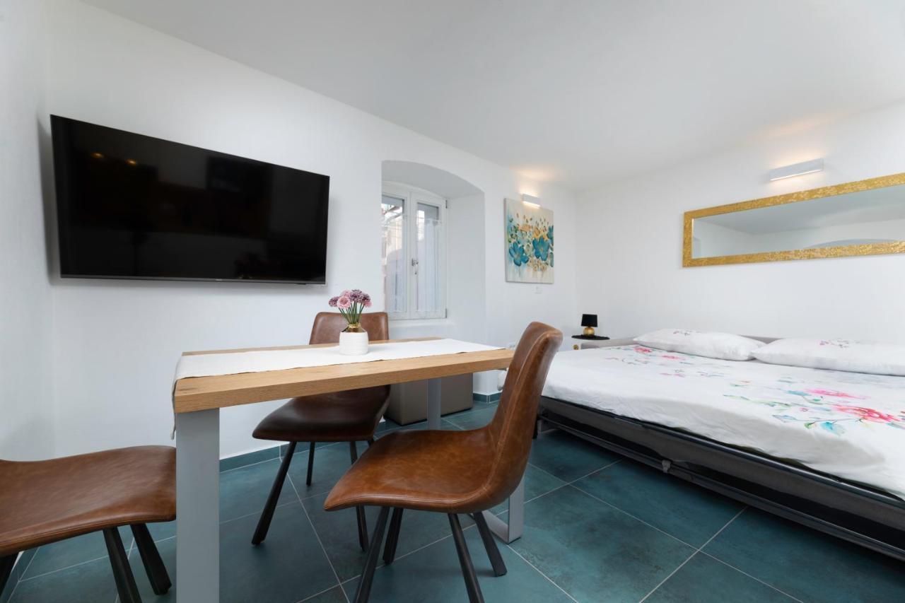 Apartment Studio, 70 Steps From The *